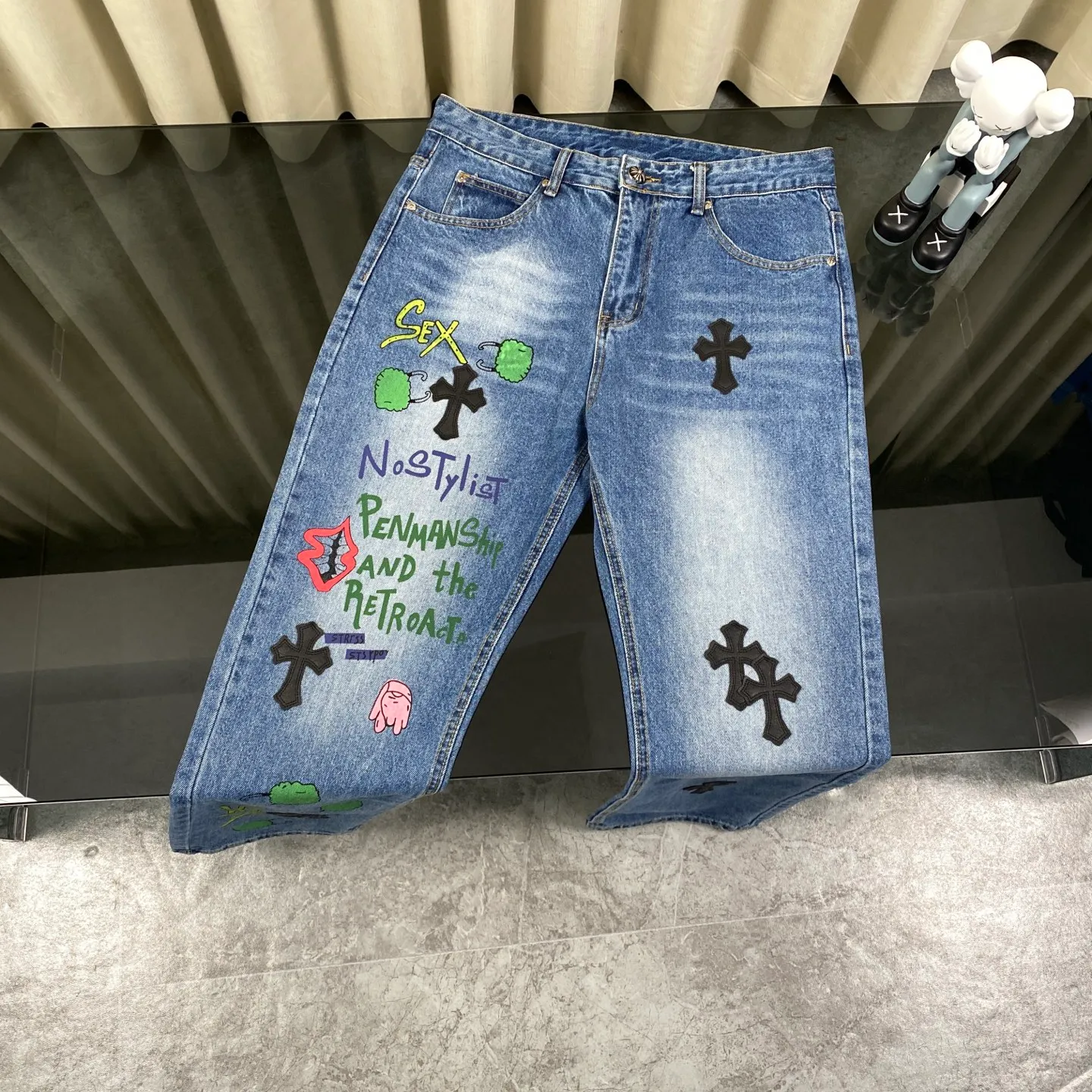 🅿️280 Chroe Hets CH black leather graffiti jeans, priced at 4W level, leather cross pattern graffiti embellishment, high-waisted washed jeans! ! Absolutely high-end luxury products, 1.9W-level god-level single products, super popular products, made with top-notch heavy industry, a magic weapon that cannot be missed. This is an extremely luxurious fashion brand that can also be called the nobles of the high street. It has always been an exclusive brand for some hipsters or the rich second generation. Compared with ordinary high streets, it is more luxurious and noble. Compared with luxury brands, it has a more fashionable personality and has always been a brand I have a special liking for. A6632 [Top heavy industry fashionable design] Consistently high-street luxury style creation. Speaking of this style, the Zangyin family and GU family are definitely the leading representative brands. Especially the Zangyin family has really achieved a state-of-the-art effect in creating high-street style. The color system of this model is made of unique washed materials. It is already quite eye-catching. It is decorated with pink patchwork cross flowers, which cleverly highlights the charm of the brand. Secondly, this model uses classic The classic high-waist cutting design highlights the long legs and the fashionable temperament of the upper body. The brand is highly recognizable and the slim fit configuration is more suitable for daily wear. This product is a product that interprets personality, fashion, and specifications at a glance. This single product is enough to make any fan excited. It can be a white T-shirt for youthful preppy style, or a tight sling for royal lady style. It has strong matching ability and can be easily controlled by men.  [Material and craftsmanship] Needless to say, this point goes without saying. As an excellent craftsman brand, Zangyin has really perfect requirements for details and craftsmanship. The washed color of this model has gone through so many processes, not to mention the embellishment of the denim appliqués. It is also purely handmade and sewn. Just like what they believe in, only handmade things have soul and have the meaning of wear. A top-notch heavy-duty fashionable denim item, I look forward to your perfect interpretation! ! 28-34 corresponds to S-XL